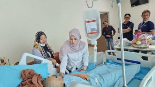Peduli, Wabup Bintan dan Apri Sujadi Jenguk Mahasiswi UIN Suska Korban Penganiayaan “Cinta Ditolak”