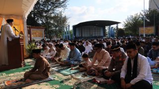 Jadi Khatib Salat Id di Kijang, Bupati Roby Kurniawan Ingatkan Esensi Kemenangan Sejati