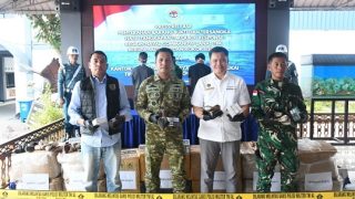 Posal Moro Mengamankan Pompong Pembawa Rokok Tanpa Cukai dan Tiga ABK
