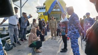 Momen Humanis Bupati Cen di Kapal Roro: Instruksikan Layanan Khusus bagi Ibu dan Balita