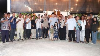 Berbuka Puasa dengan Insan Pers, Bupati Bintan Menerima Penghargaan dari PWI