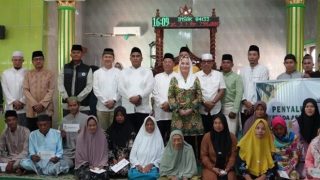 Awal Safari Ramadan 1447 Hijriah, Cen Sui Lan dan Jarmin Menyalurkan Zakat Mal di Masjid Al-Hikmat Tanjung Kumbik