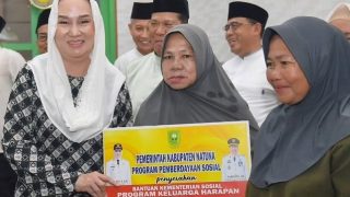 Terakhir Safari Ramadan di Pulau Tiga, Bupati Natuna Menyalurkan Bantuan Kemiskinan Ekstrem hingga Masjid