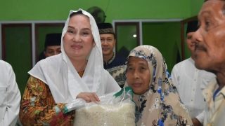Safari Ramadan di Desa Air Lengit, Cen Sui Lan Menyalurkan Zakat Mal buat Kaum Duafa