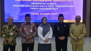 Ansar Ahmad Menyerahkan Laporan Keuangan Unaudited Tahun Anggaran 2025 ke BPK Kepri