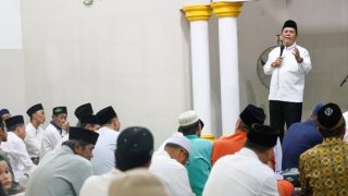 Malam Nuzulul Quran, Ansar Ahmad Menyerahkan Bantuan untuk Masjid Al-Maghfiroh Tanjungpinang