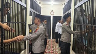 Kapolres Bintan AKBP Argya Satrya Bhawana Berbuka Puasa Ramadan di Pintu Jeruji Tahanan