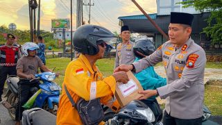 Kapolres Bintan Berbagi Menu Takjil bagi Pengendara hingga Pejalan Kaki Jalan Lintas Barat