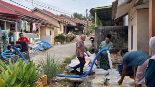 Pemkab Bintan Menyalurkan Ratusan Ton Air Bersih ke Pemukiman Warga Terdampak Kekeringan