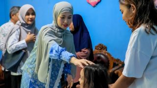 Hafizha Rahmadhani Menyerahkan Sembako dan Suplemen kepada Puluhan Penyintas Kanker di Bintan