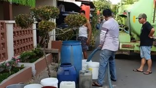Pemko Tanjungpinang Menyalurkan 75 Ton Air Bersih ke Pemukiman Warga