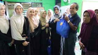 Wabup Bintan Deby Maryanti Berbagi Keberkahan Ramadan dengan Lansia di Kampung Pisang