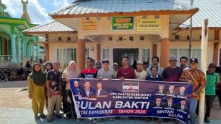 Bulan Bakti di Desa Mantang, Demokrat Bintan Menyalurkan Sembako buat Warga Pesisir