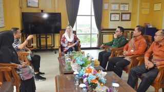 Cen Sui Lan dan Kepala BPS Kepri Membicarakan Fondasi Pembangunan Natuna Berbasiskan Data