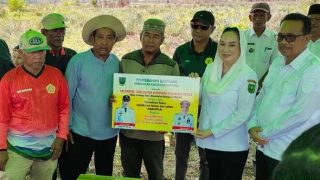 Cen Sui Lan Menyerahkan Bantuan 1 Ton Pupuk dan 100 Kg Pestisida buat Petani Korban Karhutla