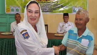 Bupati Natuna Menyalurkan Bantuan Pangan Tahap II kepada Lansia dan Warga Kurang Mampu