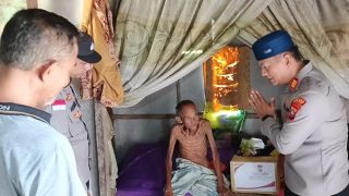 Kapolsek Bintan Timur Berbagi Paket Jumat Berkah buat Petani Tua Renta Berusia 100 Tahun