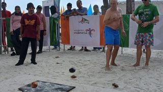 Bule Asal Inggris Terpincut Bermain Gasing dan Egrang di Arena Bintan Jong Race Festival 2026
