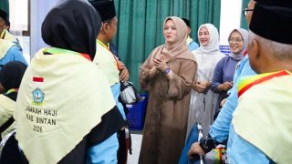Deby Maryanti Melepas 44 Jemaah Calon Haji Asal Bintan di Asrama Haji Batam