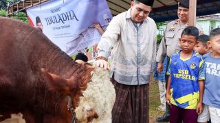Salat Id di Toapaya, Bupati Bintan Menyerahkan Hewan Kurban Presiden kepada Warga Kampung Simpangan