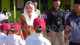 Seratusan Murid SDN 009 Bunguran Timur Menerima Bantuan Pendidikan Gratis