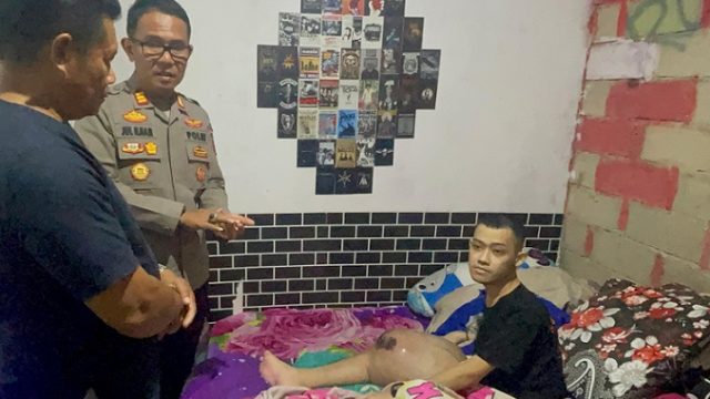 AKP Jul Ilham Menyerahkan Santunan buat Warga Penderita Kanker Tulang di Desa Berakit