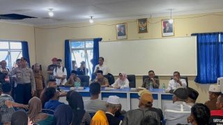 Puluhan Polisi Turun Tangan Mengawal Musyawarah Penolakan Tambang Pasir Laut di Bintan