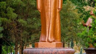 Patung Raja Ali Haji di Taman Magtymgyly Pyragy, di Antara Pahlawan Literatur, Penyair dan Pemikir Dunia