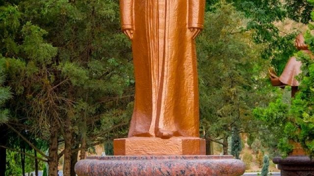 Patung Raja Ali Haji di Taman Magtymgyly Pyragy, di Antara Pahlawan Literatur, Penyair dan Pemikir Dunia