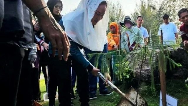 Hari Lingkungan Hidup Sedunia 2026, Pemkab Natuna Menanam Pohon di Pantai Piwang