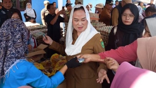 Bupati Natuna Jadi Pedagang, Berikut Daftar Harga Bahan Pangan di Pasar Murah Bunguran Utara