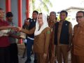 Cen Sui Lan Menyalurkan Bantuan Beras untuk Keluarga Rawan Pangan di Bunguran Utara