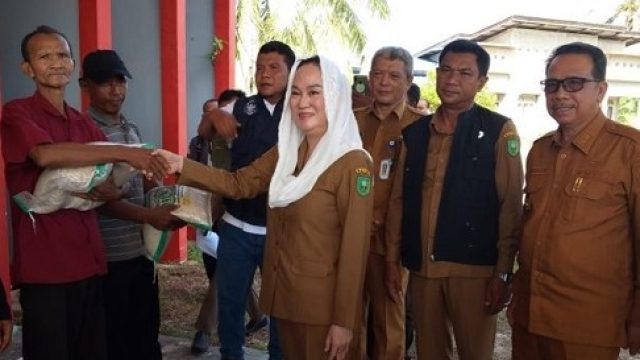 Cen Sui Lan Menyalurkan Bantuan Beras untuk Keluarga Rawan Pangan di Bunguran Utara