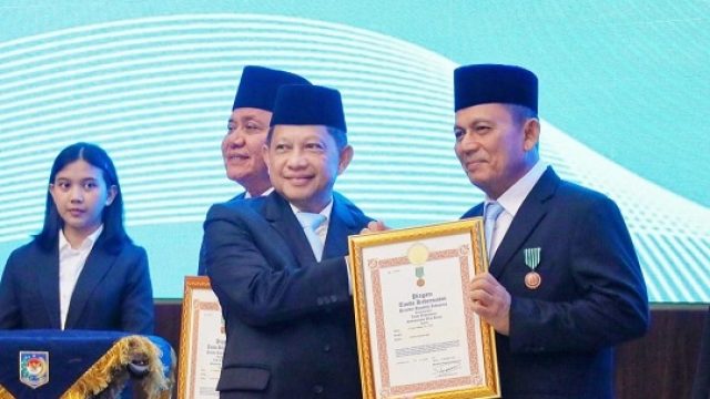 Ansar Ahmad Menerima Satyalancana Wira Karya dari Presiden RI