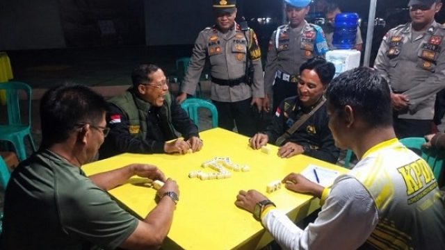 H Raja Mustakim Memeriahkan Open Turnamen Domino HUT Ke-80 Bhayangkara di Pantai Piwang