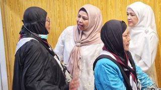 Hj Dewi Kumalasari Ansar Menyambut Kedatangan Jemaah Haji Kloter BTH 01 Debarkasi Batam
